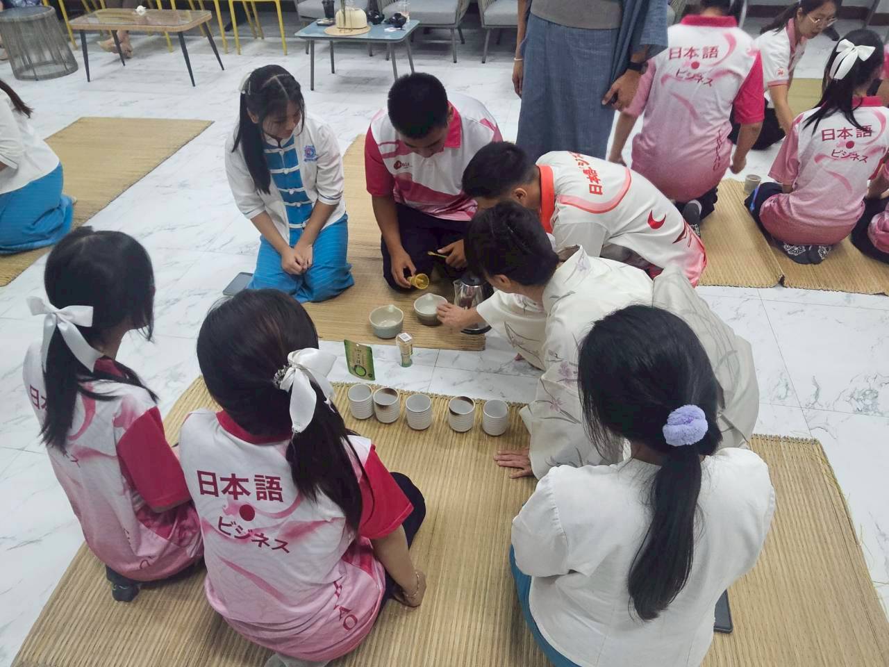 สำนักวิชาศิลปศาสตร์ มฟล. จัดกิจกรรมเรียนรู้วัฒนธรรมญี่ปุ่นผ่านพิธีชงชา